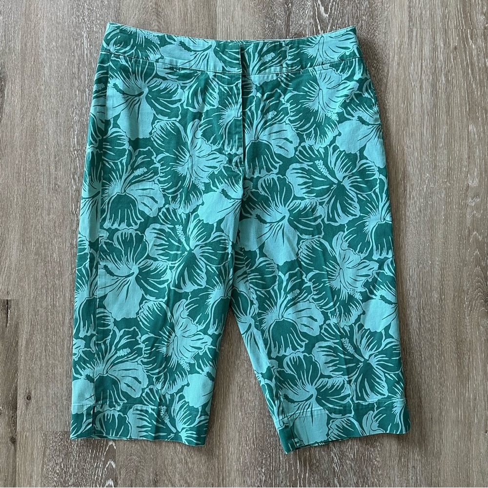 Cute pre-owned cotton blend Liz Claiborne tropical pattern short-capri size 12P